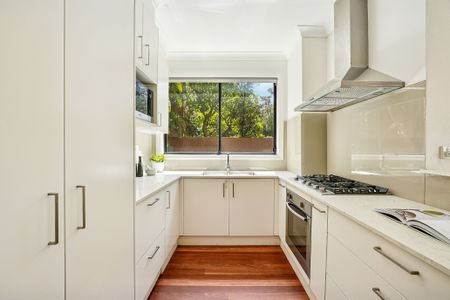 Sun soaked 2 bedroom apartment in Bondi Beach - Photo 4
