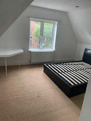 5 Bed Flat, Walm Lane, NW2 - Photo 1