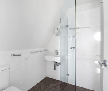 Beautifully Refurbished Three-Bedroom Townhouse in a Prime Glebe Lo... - Photo 4