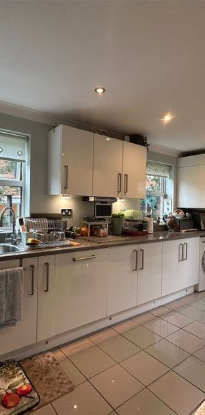 All Saints Rise, Warfield All Saints Rise, Warfield - Photo 2