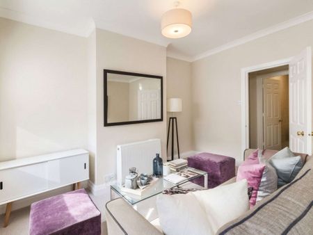 A recently refurbished apartment with a separate kitchen on the first floor of this popular building located close to amenities of Victoria and Elizabeth Street. - Photo 4