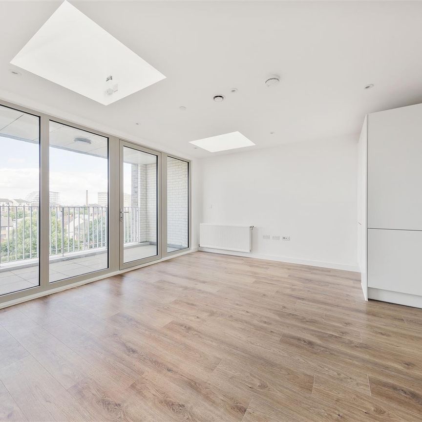3 Knights Road , E16 2TZ - Photo 1