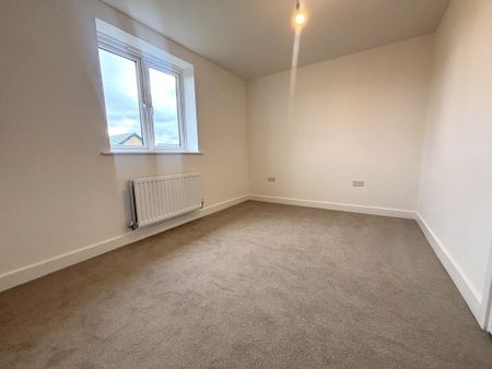 2 bedroom mid terrace to let - Photo 3