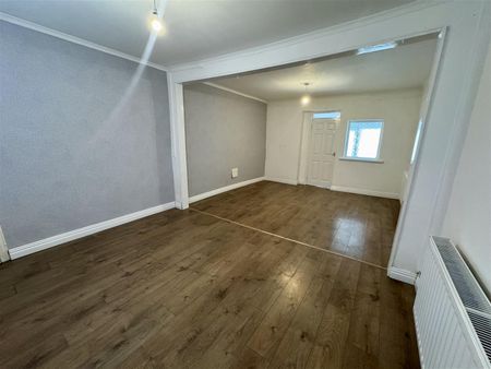 House - Terraced For Rent Church Road, Pentre - Photo 2