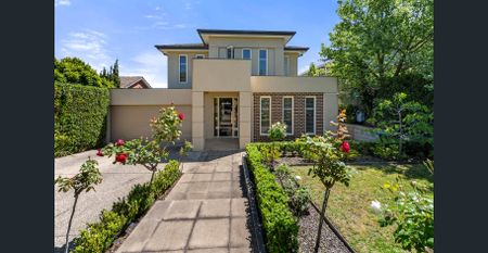 AN EXPANSE OF FAMILY LIVING & A POOL........... - Photo 4