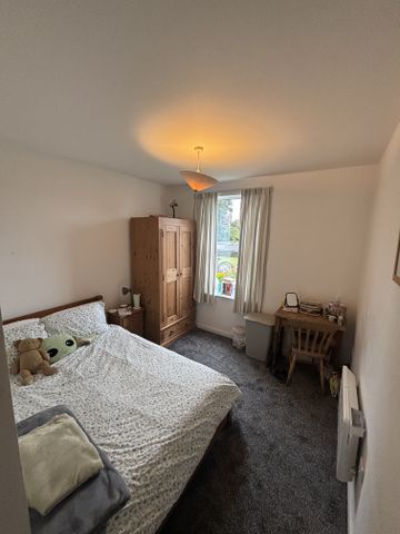 FLAT 3, 9 HEELEY ROAD - Photo 4
