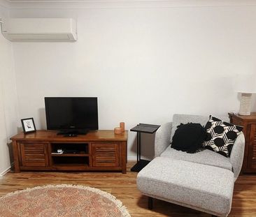 FULLY FURNISHED - Bright and Breezy in the heart of Toowong - Photo 2