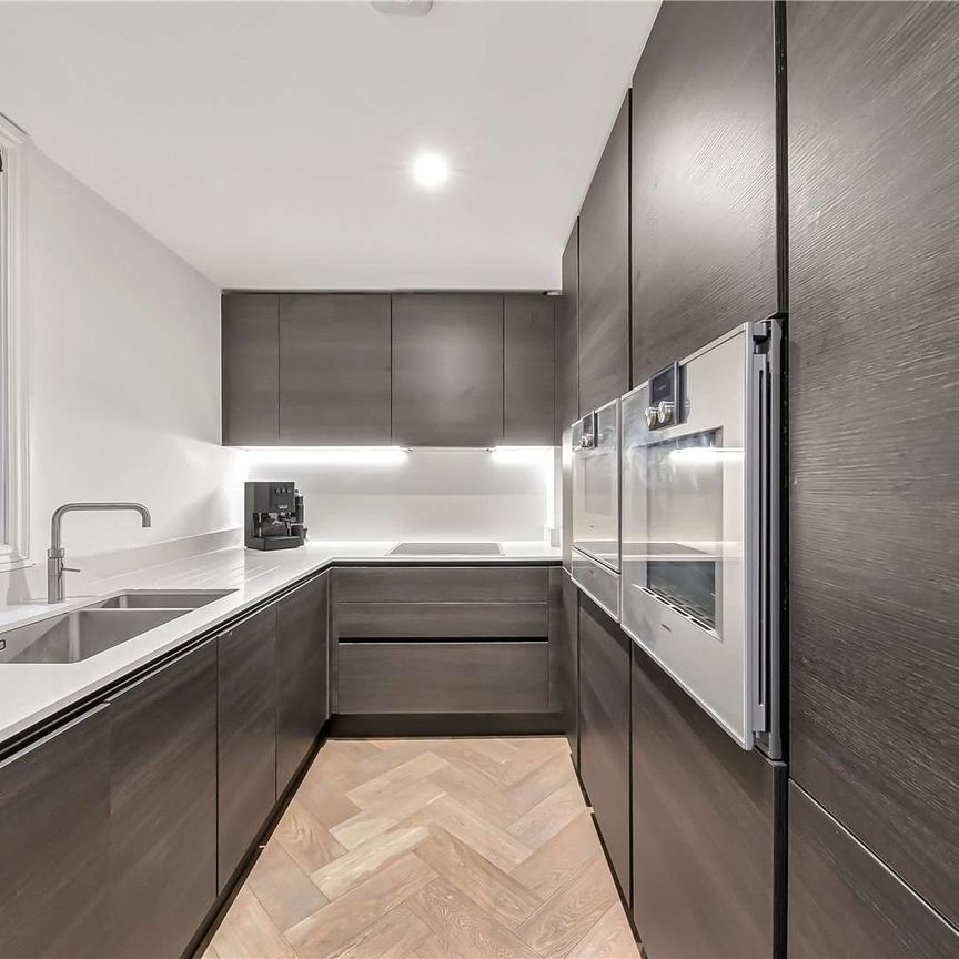 Lateral two bedroom apartment set within a portered block 300 metres from Regents Park - Photo 1