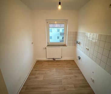 Großes Wohnzimmer mit Balkon - Photo 3