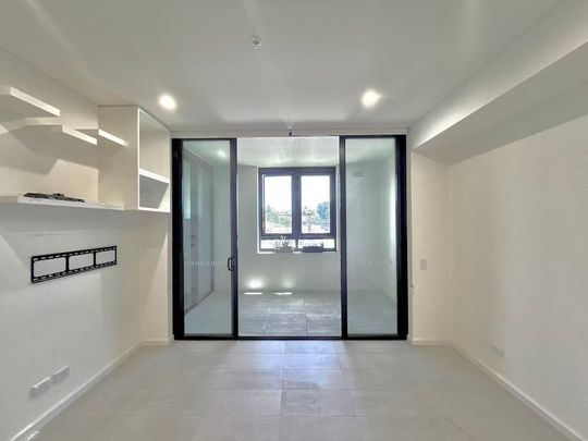 Near New one bedder apartment with study in the heart of Melrose Park - Photo 1