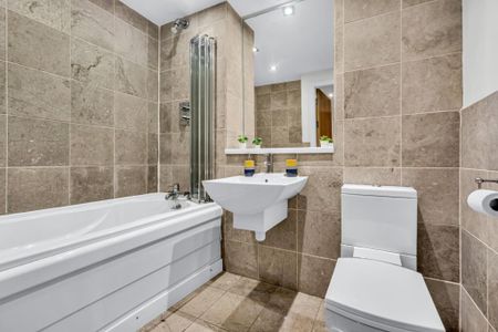 3 bedroom flat to rent - Photo 4