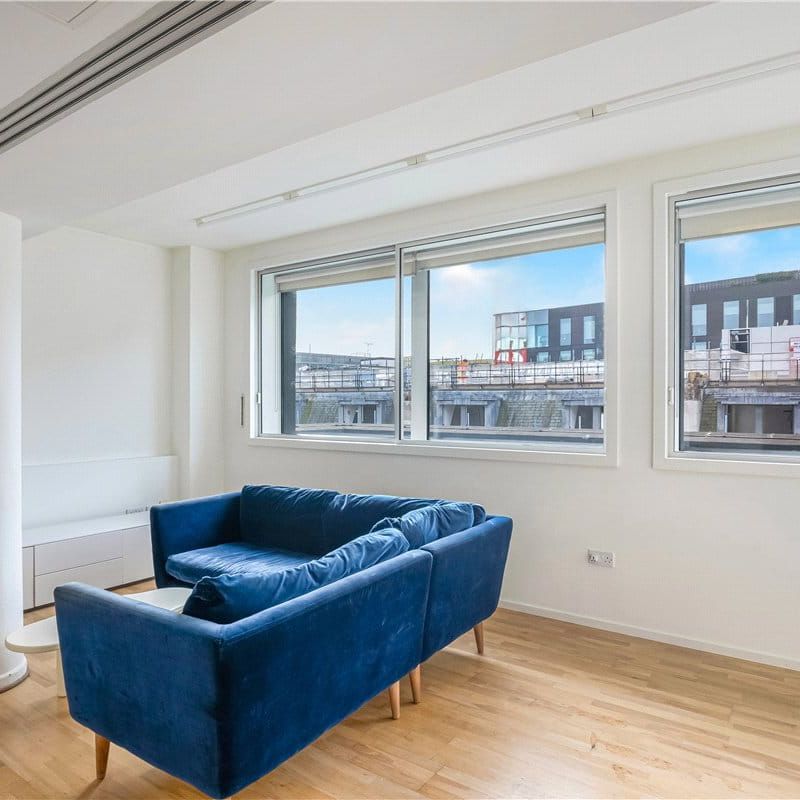 Three sharers welcome. Modern three bedroom, two bathroom apartment on an upper floor (with lift) of this building in a fantastic West End location. - Photo 1