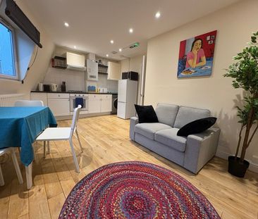 3 Bed Flat, Falcon Road, SW11 - Photo 1