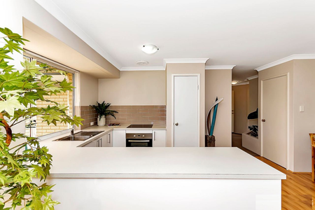 Gorgeous 4 x 2 Home ! - Photo 4