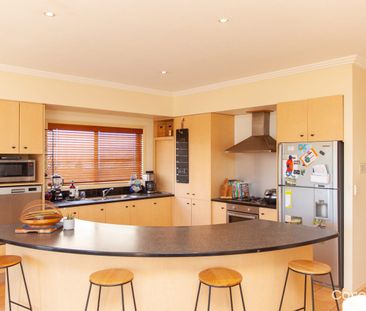 6 Month lease only ... Centrally Located - Large Four Bedroom Famil... - Photo 2