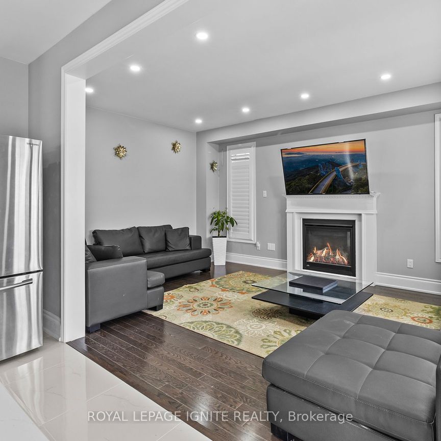 Detached Home For Lease | S8124340 - Photo 1