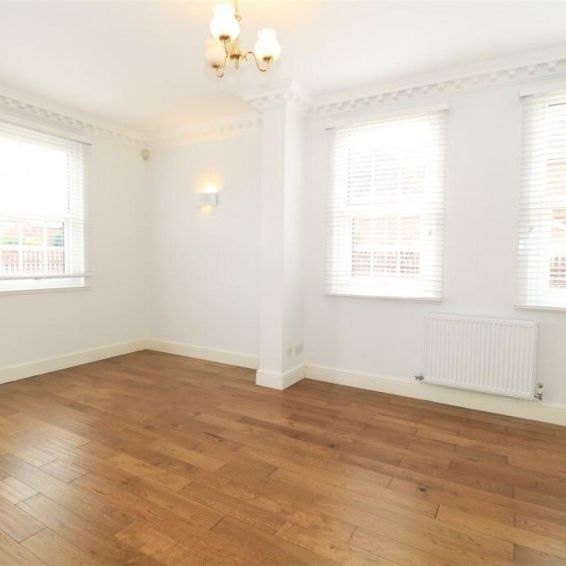 Frythe Close, Kenilworth - - Photo 1