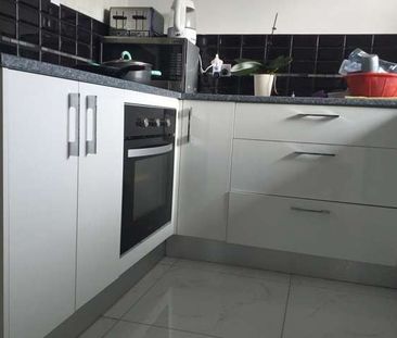 Private Self-Contained Ground-Floor Unit - Photo 4