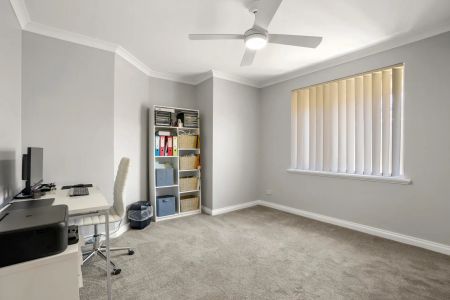 Modern, low-maintenance villa just minutes from the coast. - Photo 5