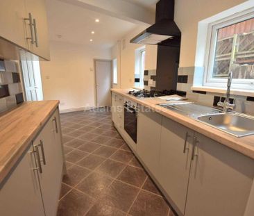 3 bedroom end of terrace house to rent - Photo 2