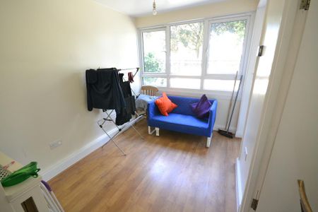 1 bedroom in a flat share to rent - Photo 2