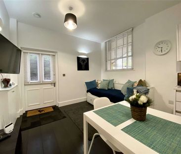 A superbly presented one bedroom lower ground floor apartment in this beautiful Georgian conversion in the centre of Reading. Offered fully furnished and with gated parking. - Photo 5