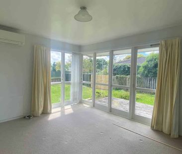 Pet Friendly, Sunny and Inviting Three Bedroom - Photo 4