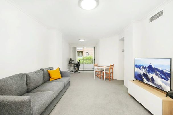 Spacious One Bedroom Apartment - Photo 1