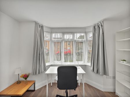 This fully furnished studio room is available in a three-person professional house share, located just off Cherry Hinton Road. The property offers excellent access to Addenbrooke’s Hospital, Cambridge Train Station, and the city centre, making it ideal for working professionals. - Photo 4