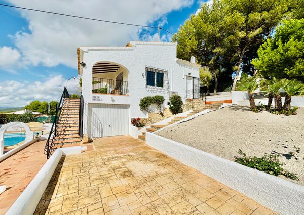 Private villa with pool for long term rental in Javea