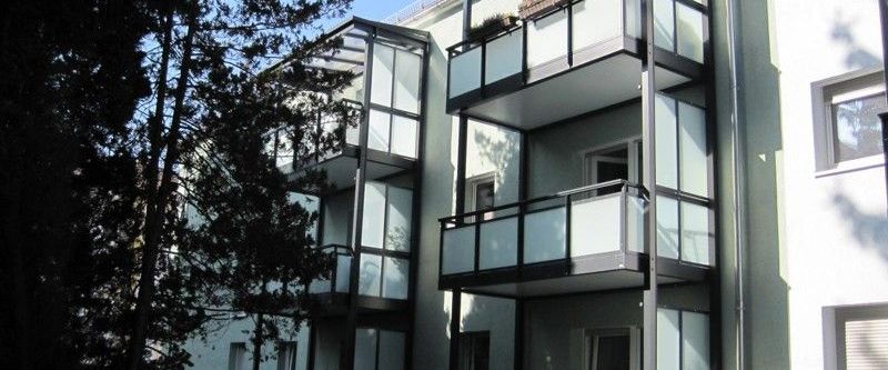 Renovierte 2,5 – Zimmer Wohnung mit Balkon in modernisierter Wohnanlage! - Photo 1