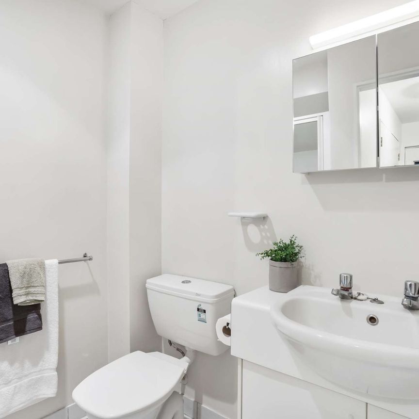 Contemporary Living and Urban Style - Photo 1