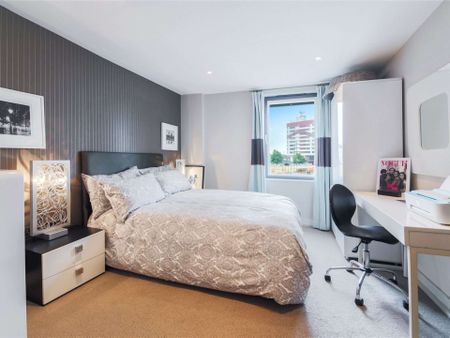 A superb two bedroom apartment located within close proximity to Westfield Stratford. - Photo 3