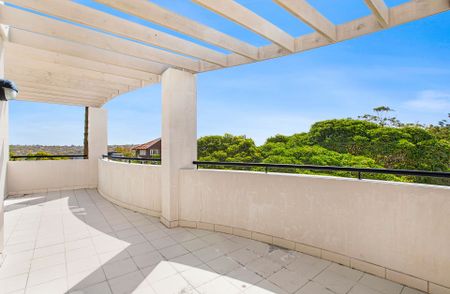 Bright & Spacious Top Floor Apartment - Photo 2