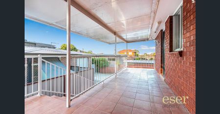 GREAT SIZE FAMILY HOME! - Photo 4