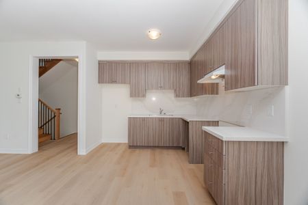 For Lease - 16 Ravenscraig Place, Innisfil, Ontario - Photo 2