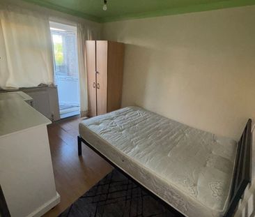 Room in a Shared Flat, St Hugh's Rd, SE20 - Photo 1
