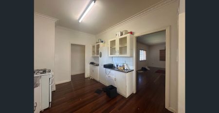 TWO BEDROOM HOME, WALKING DISTANCE TO SHOPPING CENTRE! - Photo 4