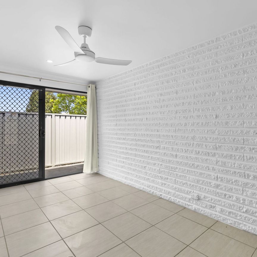 Spacious Duplex in Broadbeach Waters - Photo 1