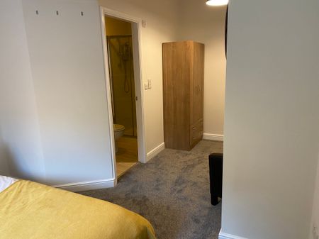 6 Bed Professional HMO - Photo 4