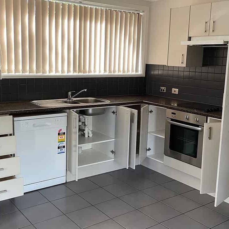 3 BEDROOM HOUSE WITH 1 BATH & 2 TOILETS. - Photo 1