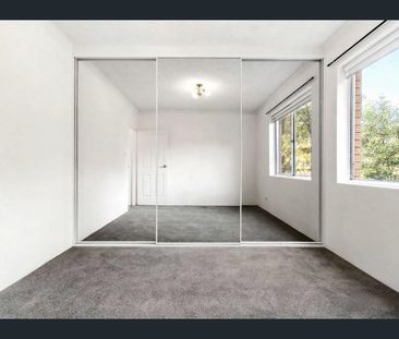 Bright & Airy Apartment in convenient location - Photo 5