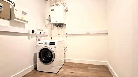 AVAILABLE 8TH APRIL | ONE BEDROOM WITH BALCONY | FIRST FLOOR | LOCATED IN SNOW HILL WHARF | ONSITE AMENTIES AVAILABLE - Photo 3