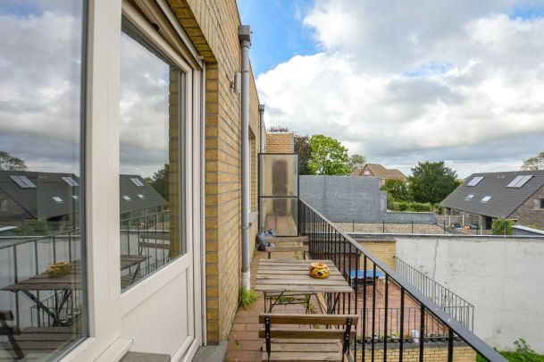 Instapklaar gemeubeld dakappartement te Oudenburg - Photo 1