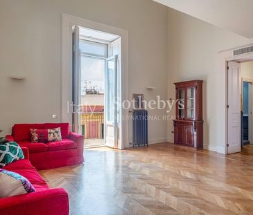 Prestigioso appartamento con ampio balcone nel cuore di Chiaia - Foto 3