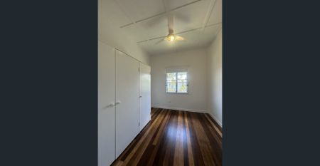 Newly Painted Comfortable Home in Svensson Heights! - Low Maintenance gardens! - Photo 3