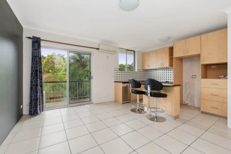 Spacious Top-Floor Apartment in Norman Park - Photo 3