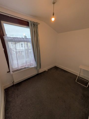 2 Bed Flat, Fanshawe Avenue, IG11 - Photo 3