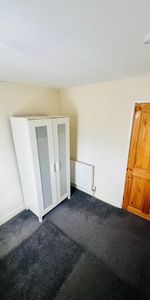 1 bedroom in a flat share to rent - Photo 4