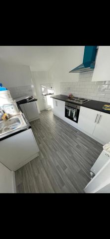 4 bedroom end of terrace house to rent - Photo 5